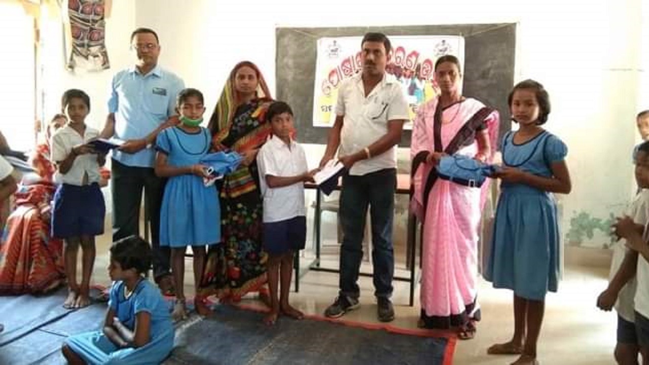 Uniform distribution event hailed in Kadabarang Panchayat