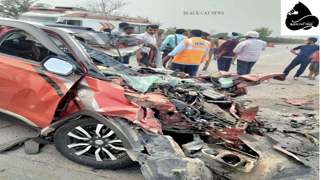 U.P.: Yamuna Express crashes, four killed,One seriously injured