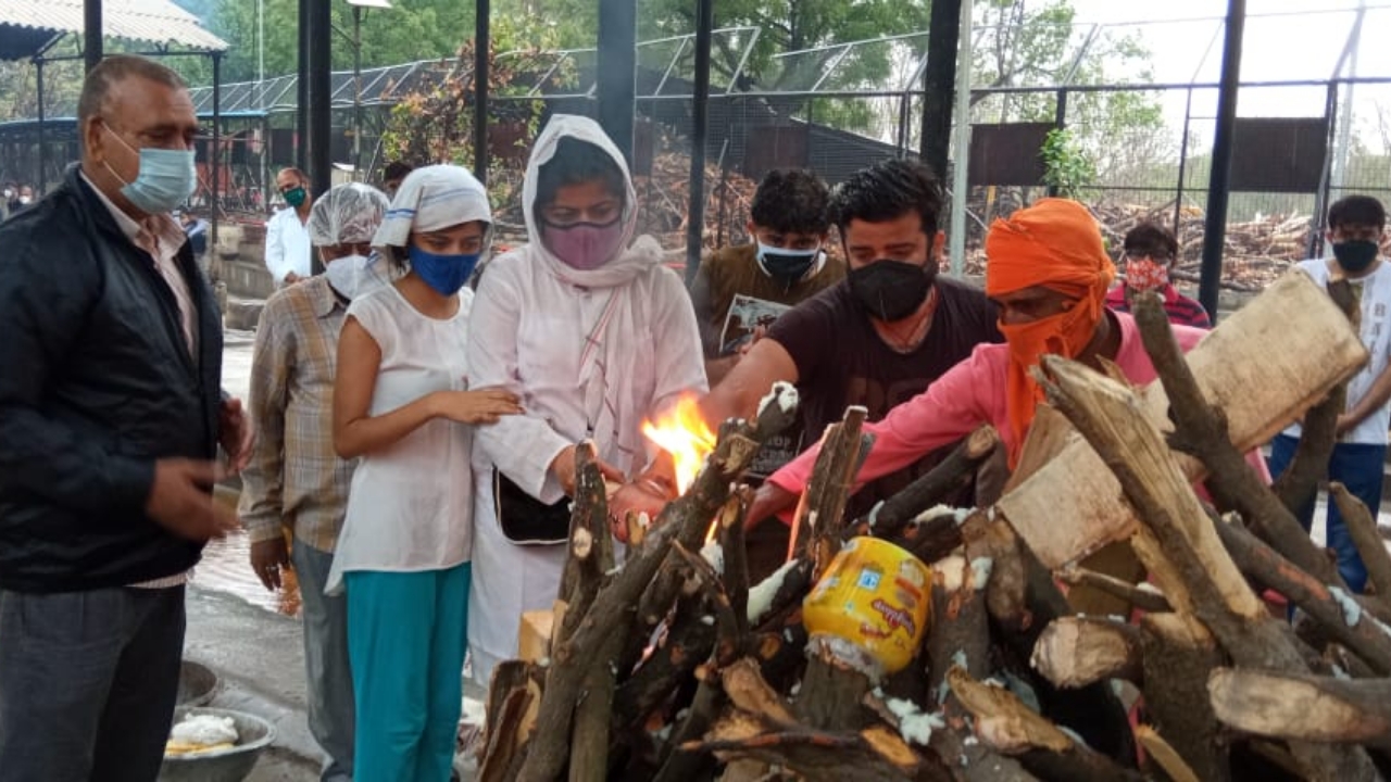 बेटे ना होने पर बेटी ने ही अपने पिता को मुखाग्नि देकर मिसाल पेश की।