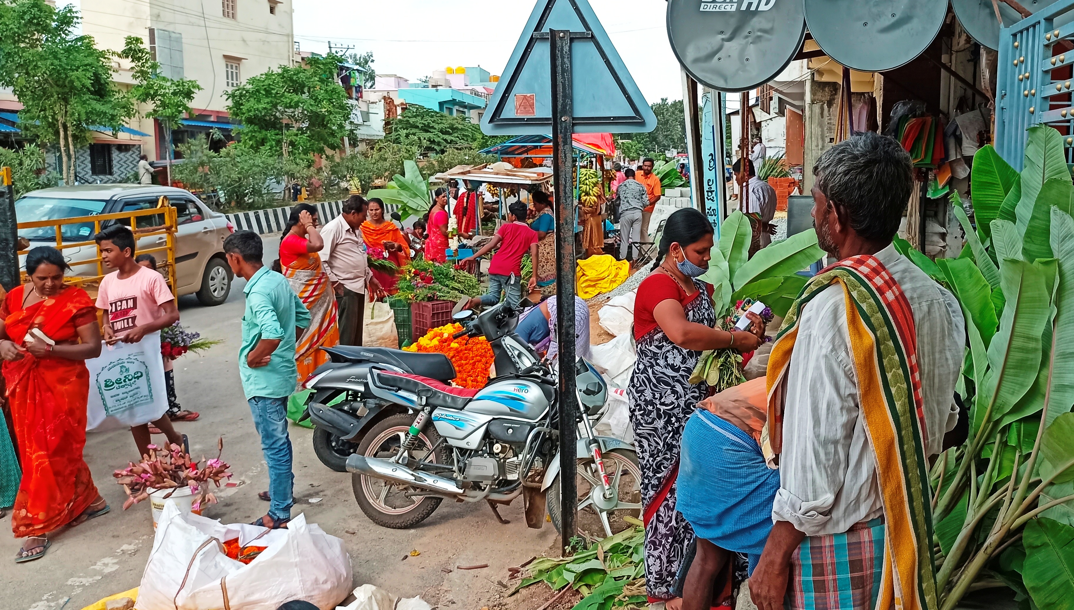 ಕೊರೋನಾ ಸೋಂಕು ಮರೆತು ವರಮಹಾಲಕ್ಷ್ಮೀ ಹಬ್ಬದ ಪ್ರಯುಕ್ತ ಖರೀದಿಗೆ ಮುಗಿಬಿದ್ದ ಜನತೆ 