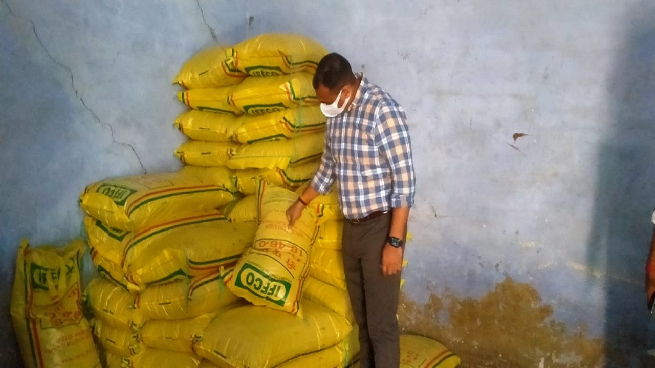 किसानों  शिकायत पर  रटौल सहकारी समिति हुई छापामारी सुधार लाने की नसीहत किसानों  शिकायत पर  रटौल सहकारी समिति हुई छापामारी सुधार लाने की नसीहत