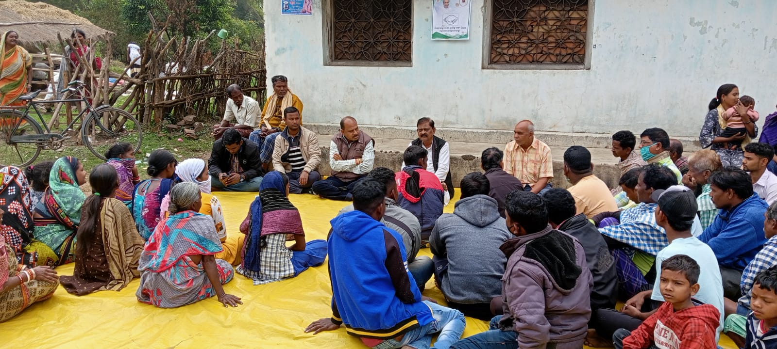 पंचायत चुनाव लखनपुर में लोगो के बीच बात करते हुए उम्मीदवार