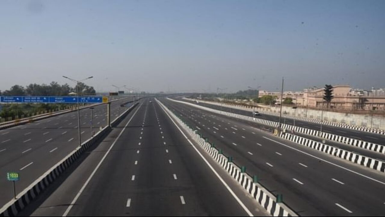 Hyderabad-Bengaluru NH set to turn into six-lane Super Information Road. Hyderabad-Bengaluru NH set to turn into six-lane Super Information Road.