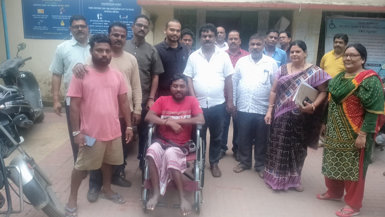 पार्षद के प्रयास से दिव्यांग सन्तोष को मिली वीलचैयर। पार्षद के प्रयास से दिव्यांग सन्तोष को मिली वीलचैयर।