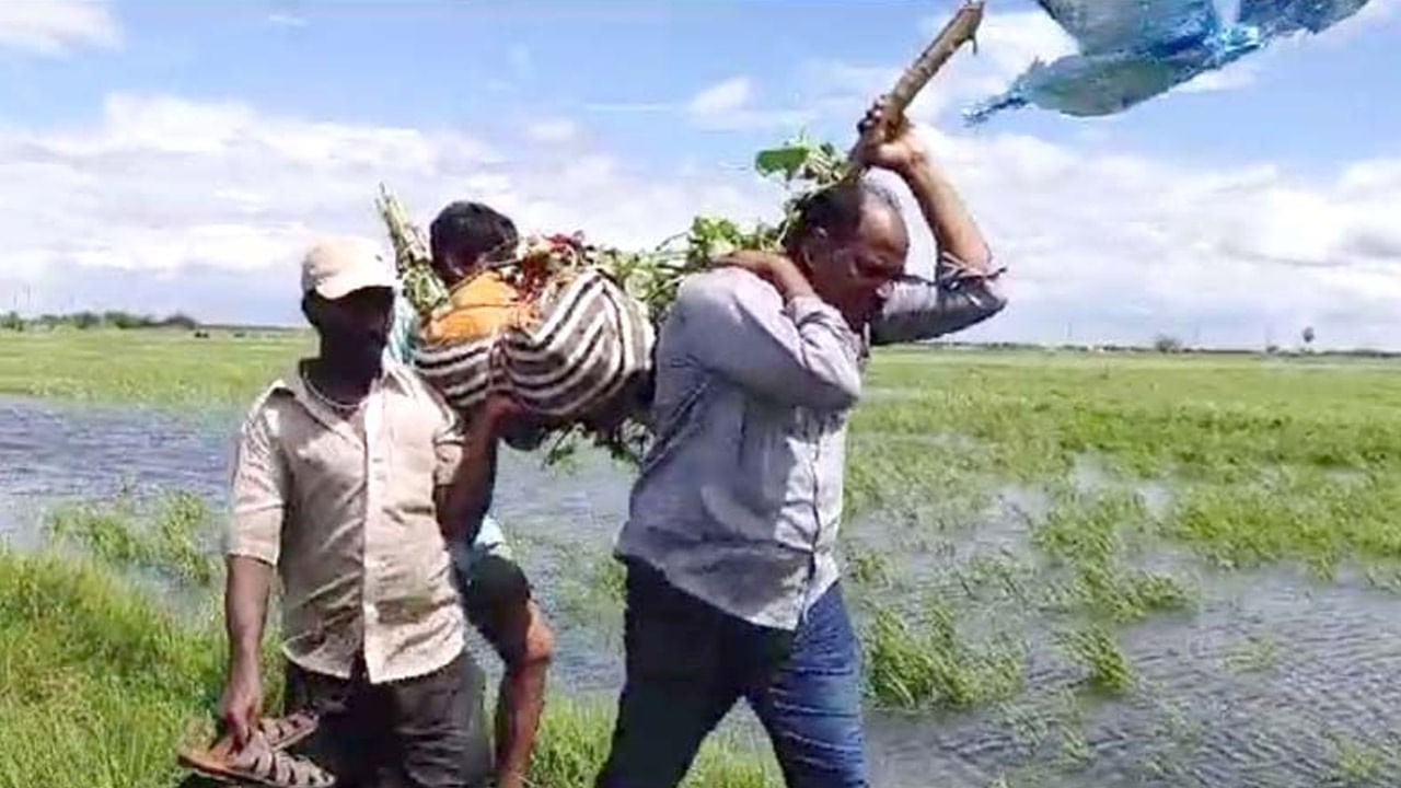 మానవత్వం చాటుకున్న జీఆర్పీ పోలీసులు.. డోలి కట్టి.. అసలేం జరిగిందంటే..?